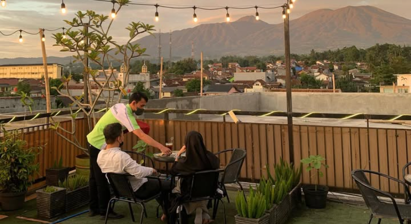 Pemandangan dari Cafe Rooftop Fresh Hotel